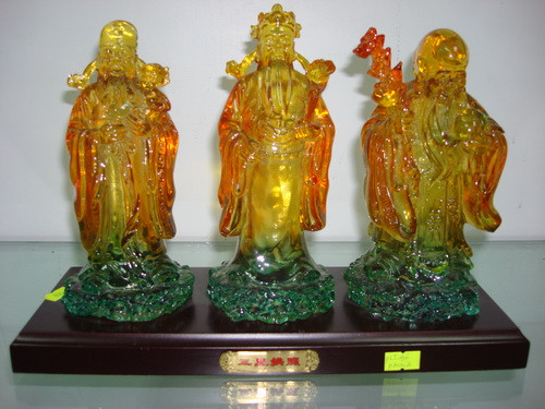 Phúc Lộc Thọ. Người ta thường treo tranh Phúc Lộc Thọ trong ngày xuân để mong được vừa Phước, con cái đầy nhà, mong Lộc tài sản đầy kho và Thọ lâu trăm tuổi để được hưởng hết những thứ này.