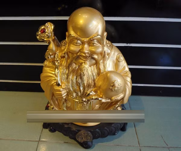 Trong các biểu tượng cát tường thường Thọ tinh có hình dáng không cao, lưng cong, một tay chống gậy đầu rồng, một tay đỡ quả đào tiên, đôi mắt nhân hậu ánh lên niềm vui, râu bạc cốt tiên. Nam Cực tiên ông thường làm bạn với tiên đồng, hạc, hươu. Nếu đặt biểu tượng Thọ tinh bên Phúc tinh và Lộc tinh tất gọi là Phúc, Lộc, Thọ, Tam tinh. Thọ tinh đại diện cho sinh mệnh, dân gian hướng tới vị tiên ông này cầu nguyện, tế tự, mong muốn được ban cho sự trường thọ, khỏe mạnh, hạnh phúc. Do vậy, các biểu tượng Thọ tinh làm trang trí cũng mang ý nghĩa khoẻ mạnh và trường thọ.