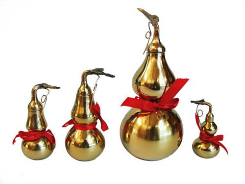 Bình hồ lô. Bình hồ lô hay một nậm đựng rượu là biểu tượng đầy quyền năng của cuộc sống trường thọ, may mắn và dào dạt phước lành. Ta thường thấy trong tranh ông Thọ, có hươu và hạc đi theo, đồng thời vị tiên này cũng mang theo một bầu rượu mà dân gian vẫn cho rằng bầu rượu đó chứa rượu trường sinh bất tử.