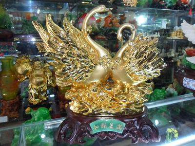 Đôi hạc. Một trong những món quà có ý nghĩa nhất để tặng cho cha mẹ là một đôi hạc nép mình giữa những cành cây thông. Điều này có nghĩa là hạnh phúc gia đình bền vững. Ý nghĩa thật sự còn sâu xa hơn. Đó là sự liên tục của tất cả những phẩm chất tốt đẹp của Quẻ Càn và Quẻ Khôn cũng như sự hòa thuận và phúc lộc của cả gia đình.