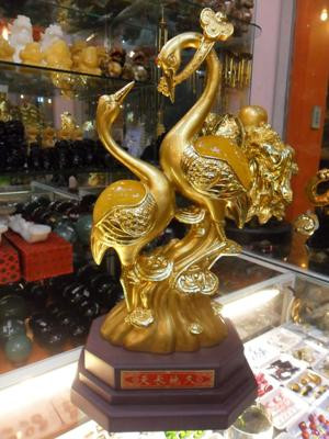 Hạc còn tượng trưng cho sự khôn ngoan, thông thái, có thể giải quyết mọi khó khăn và xua tan tất cả trở ngại trên bước thăng tiến của gia đình. Hạc đang bay tượng trưng cho việc đạt được đỉnh cao của danh vọng. Một con hạc ngước nhìn mặt trời hoặc mặt trăng tượng trưng cho khát khao đạt đến trí tuệ vượt bậc. Vì những ý nghĩa này mà biểu tượng hạc trắng rất được ưa chuộng để trưng bày trong nhà.