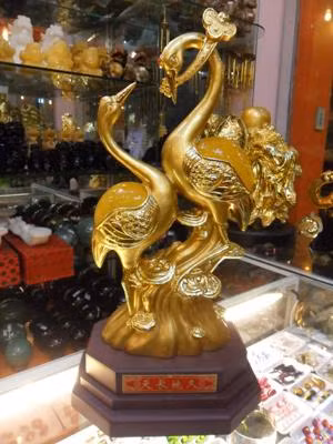 Hạc còn tượng trưng cho sự khôn ngoan, thông thái, có thể giải quyết mọi khó khăn và xua tan tất cả trở ngại trên bước thăng tiến của gia đình. Hạc đang bay tượng trưng cho việc đạt được đỉnh cao của danh vọng. Một con hạc ngước nhìn mặt trời hoặc mặt trăng tượng trưng cho khát khao đạt đến trí tuệ vượt bậc. Vì những ý nghĩa này mà biểu tượng hạc trắng rất được ưa chuộng để trưng bày trong nhà.