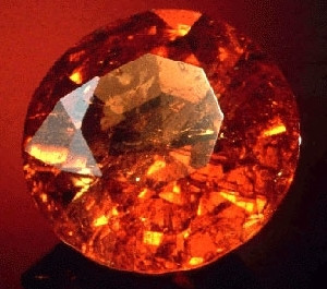 Thạch lựu. Để có nhiều con, có thể sử dụng viên bạch ngọc tạc hình quả lựu. Hình quả lựu ở đây được bổ làm đôi, 1 nửa lộ ra rất nhiều hạt, mang ý nghĩa “lựu khai bách tử” (tức là lựu nở nhiều con). Việc mang tặng bức tranh “lựu khai bách tử” cho đôi vợ chồng mới cưới, được coi là lời cầu chúc tốt đẹp.