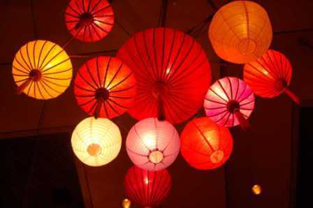 Đôi khi người ta treo lồng đèn ở hai bên giường – cho cô dâu và chú rể. Hai đèn này được thắp cùng một lúc, nếu chúng cháy cùng tốc độ và tắt cùng lúc thì đó là dấu hiệu may mắn của một cuộc hôn nhân hạnh phúc và bền vững. Những lồng đèn như thế thường có vẽ chữ Song hỷ sẽ thu hút năng lượng dương, thuận lợi cho việc thụ thai và sinh con trai. Khi người vợ có thai, đèn lồng vẫn được thắp sáng mỗi đêm. Lồng đèn đỏ và vàng là biểu tượng được đặt trong phòng tân hôn để kích hoạt vận may về đường con cái.