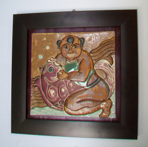 Tranh Cát khánh hữu dư. Treo tranh có hình 2 đứa trẻ tay cầm khánh, tay cầm cá. Khánh với ý nghĩa là “cát khánh” (điều vui mừng, tốt lành), cá biểu tượng là “hữu dư” (có dư).