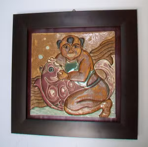 Tranh Cát khánh hữu dư. Treo tranh có hình 2 đứa trẻ tay cầm khánh, tay cầm cá. Khánh với ý nghĩa là “cát khánh” (điều vui mừng, tốt lành), cá biểu tượng là “hữu dư” (có dư).