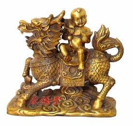 Tranh Kỳ Lân tặng con. Tương truyền, Khổng Tử là báu vật do Kỳ Lân ban tặng. Sau khi thân mẫu của Khổng Tử nằm mơ thấy Kỳ Lân tới tặng con thì một thời gian sau đã sinh nở được Khổng Tử. Vì vậy, sau này để cầu con dân gian thường sử dụng bức tranh hay pho tượng Kỳ Lân để mong cầu có con. Nên kết hợp với Bát trạch để bày tại phương vị con cái trong Bát Trạch Đồ.