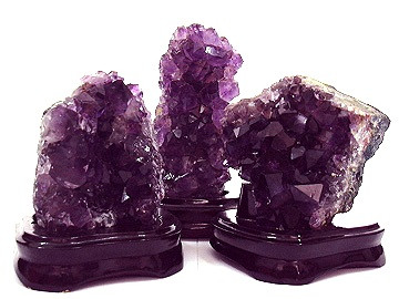 Giả ngọc sơn. “Núi quản nhân đinh, sông quản tài lộc”. Đó chính là quan niệm trong phong thuỷ. Vì vậy, đặt đúng núi vào phương vị cần thiết để tăng cường nhân đinh cho những gia đình hiếm muộn con cái. Ngoài ra, Ngọc Sơn (núi bằng đá quý) còn có tác dụng làm “toạ sơn” cho nhưng nơi có địa thế suy yếu phía sau lưng. Bạn có thể bày Ngọc Sơn phía sau lưng để mong cầu nhận được sự hỗ trợ của cấp trên và bạn bè đồng nghiệp.