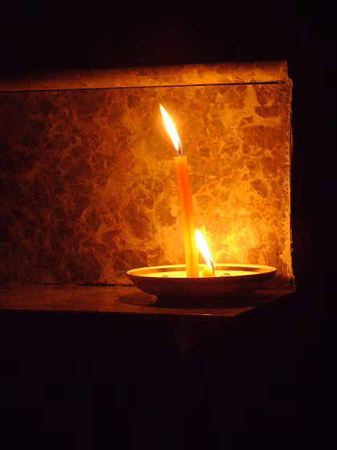 Vấn đề khiến giới khoa học hứng thú là nhiên liệu hay năng lượng gì để duy trì ngọn lửa. Rõ ràng những ngọn đèn này không sử dụng nhiên liệu hoặc năng lượng bình thường, vì cháy hàng nghìn năm sẽ tiêu thụ một lượng dầu rất lớn. Vậy, nguồn nhiên liệu này từ đâu ra?