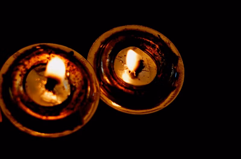 Tuy nhiên, vào năm 1610, khi khai quật mộ của nhà giả kim Loscruz (mất năm 120 sau Công nguyên), người ta đã phát hiện ra một ngọn đèn vĩnh cửu. Do vậy, cũng có quan điểm cho rằng, chính các nhà giả kim hoặc những người thợ đúc kim loại thời xưa đã nghĩ ra những kỹ thuật và bí quyết làm nên ngọn đèn vĩnh cửu này.