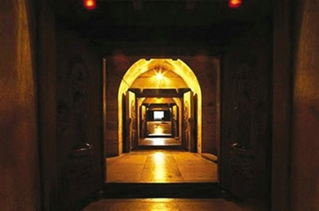 Năm 1534, quân đội Anh của vua Henry VIII đã xông vào nhà thờ cướp phá và đào bới nhiều ngôi mộ cổ. Kh đào đến ngôi mộ của cha đẻ Hoàng đế La Mã Constantin tại Yorkshire, họ phát hiện ra một cây đèn vẫn cháy sáng. Cha đẻ của Constantin qua đời vào năm 300 sau Công nguyên, như vậy, ngọn đèn này đã thắp sáng tới 1.200 năm.