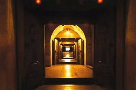 Năm 1534, quân đội Anh của vua Henry VIII đã xông vào nhà thờ cướp phá và đào bới nhiều ngôi mộ cổ. Kh đào đến ngôi mộ của cha đẻ Hoàng đế La Mã Constantin tại Yorkshire, họ phát hiện ra một cây đèn vẫn cháy sáng. Cha đẻ của Constantin qua đời vào năm 300 sau Công nguyên, như vậy, ngọn đèn này đã thắp sáng tới 1.200 năm.