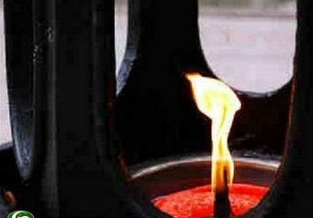 Người xưa quan niệm “trần sao âm vậy”, vì vậy vua chúa, quan lại và những gia đình quyền quý thường chôn theo người chết những vật dụng mà họ hay sử dụng ở cõi trần gian, trong đó có cây đèn chiếu sáng. Những ngọn đèn vĩnh cửu có thể được phát hiện hết sức tình cờ trong các mộ cổ hoặc do những kẻ mộ tặc tìm thấy. Và câu chuyện về những ngọn đèn kỳ lạ ấy vẫn luôn hấp dẫn nhân loại.