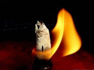 Theo một số ghi chép, vào năm 527 sau CN, Syria do Đế quốc La Mã thống trị. Một binh lính La Mã khi canh gác đã tình cờ phát hiện ra tia sáng le lói phát ra từ một khe núi. Mọi người lần theo đó và tìm ra đây là ngôi mộ cổ.