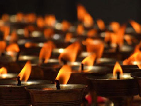 Năm 1540, một chiếc đèn bên trong một ngôi mộ cổ chôn bên lề một phố cổ ở Roma lại được phát hiện. Đây là mộ của con gái nhà chính trị La Mã cổ đại Marcus Tulleius Cicero. Người phụ nữ này qua đời vào năm 44 trước Công nguyên và chiếc đèn treo ở vòm cong cửa mộ đã thắp sáng tới 1.584 năm. Xác của cô cũng được ướp trong dung dịch mà lúc đó không ai biết là chất lỏng gì. Nhờ thứ dung dịch đặc biệt ấy, thi thể cô gái trông vẫn nguyên vẹn như khi mới qua đời.