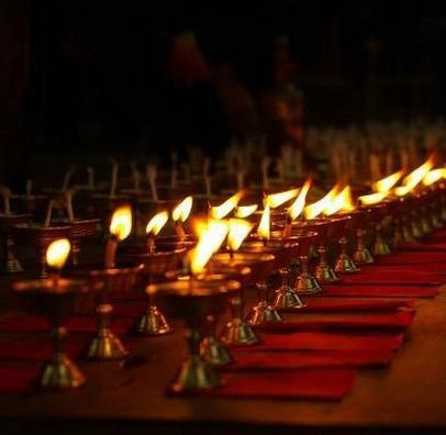 Vào giữa thế kỷ 17, tại thành phố Grenoble của Pháp, một người lính Thụy Sĩ phát hiện ra cửa vào một ngôi mộ cổ. Anh ta đã bí mật đào bới tìm cách chui vào trong để kiếm chác châu báu. Tìm mãi chẳng thấy gì đáng giá, nhưng người lính này đã phát hiện ra một ngọn đèn vẫn cháy sáng được bảo vệ bởi chụp đèn thủy tinh. Người lính nọ cẩn thận đem chiếc đèn tới nhà thờ. Các tu sĩ đã vô cùng kinh ngạc vì tính ra ngọn đèn này đã bền bỉ cháy sáng trong suốt 1.000 năm. Đáng tiếc thay, vài tháng sau, vì sơ ý, một vị cha cố đã làm rớt ngọn đèn.