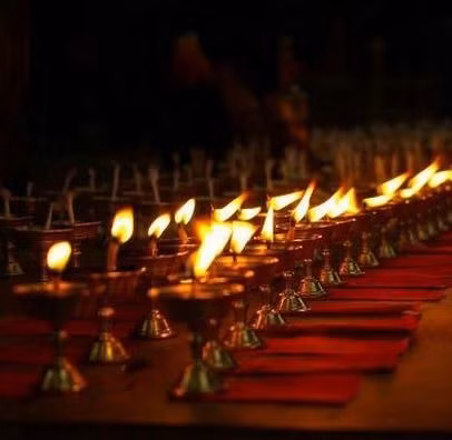 Vào giữa thế kỷ 17, tại thành phố Grenoble của Pháp, một người lính Thụy Sĩ phát hiện ra cửa vào một ngôi mộ cổ. Anh ta đã bí mật đào bới tìm cách chui vào trong để kiếm chác châu báu. Tìm mãi chẳng thấy gì đáng giá, nhưng người lính này đã phát hiện ra một ngọn đèn vẫn cháy sáng được bảo vệ bởi chụp đèn thủy tinh. Người lính nọ cẩn thận đem chiếc đèn tới nhà thờ. Các tu sĩ đã vô cùng kinh ngạc vì tính ra ngọn đèn này đã bền bỉ cháy sáng trong suốt 1.000 năm. Đáng tiếc thay, vài tháng sau, vì sơ ý, một vị cha cố đã làm rớt ngọn đèn.