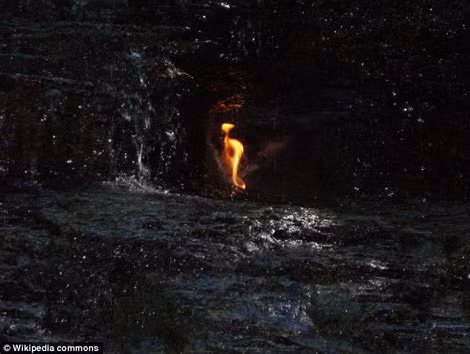 Lạ lùng thay, khi khai quật lên, họ phát hiện một chiếc đèn có chao đèn chắn gió che mưa. Trên mộ ghi rõ người chết cách đây 500 năm, tức năm 27 sau Công nguyên. Ngọn đèn đã thắp sáng 500 năm và đây là vật rất quý, nhưng rủi thay các binh sĩ đã đập phá làm hỏng mất ngọn đèn.