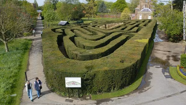 3. Cung điện Hampton Court, Herefordshire, Anh. Mê cung này được thiết kế từ những bức tường trồng từ lá cây xanh mướt, theo phong cách vườn từ thời Phục Hưng. Nó được xây dựng theo lệnh của vua William 3 và tới nay vẫn là một trong những mê cung vườn lớn nhất đất nước này.