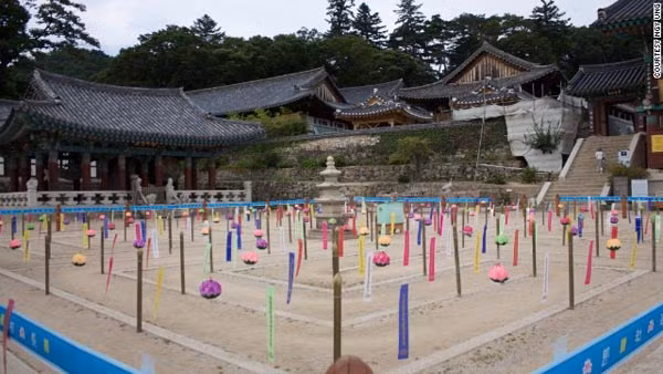 6. Đền Haeinsa, Hàn Quốc. Đền thờ Haeinsa ở vùng núi Hàn Quốc lưu giữ những văn tự viết tay được khắc lên 81.300 miếng gỗ, được coi là một trong những văn tự cổ và chính xác nhất thế giới. 597 năm sau, nơi đây được công nhận là một trong những di sản của UNESCO. Mỗi năm, hàng nghìn nhà sư từ khắp đất nước hành hương tới đây, mỗi người lại mang theo một miếng gỗ khắc văn tự. Tới thăm Haeinsa vào mùa xuân, du khách có cơ hội chiêm ngưỡng những mê cung trang trí đen lồng đủ sắc, được dựng trong sân đền, thể hiện con đường của mỗi Phật tử tìm đến với sự thật. Mê cung độc đáo này thu hút đông đảo khách du lịch và tín đồ đạo Phật tới đây thờ cúng.