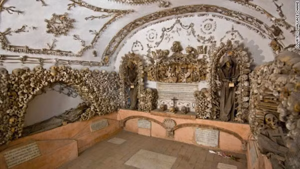 4. Hầm mộ Capuchin, Rome, Italy. Hầm mộ này không chỉ nổi tiếng vì lưu giữ được hàng nghìn xác ướp, xếp thành hàng trên gờ tường mà còn được biết đến bởi con đường hầm ngoằn nghoèo dẫn vào bên trong. Mê cung rải đầy xác ướp này khiến không ít người rùng mình khi bước vào bên trong và thở phào nhẹ nhõm khi được bước ra ngoài.