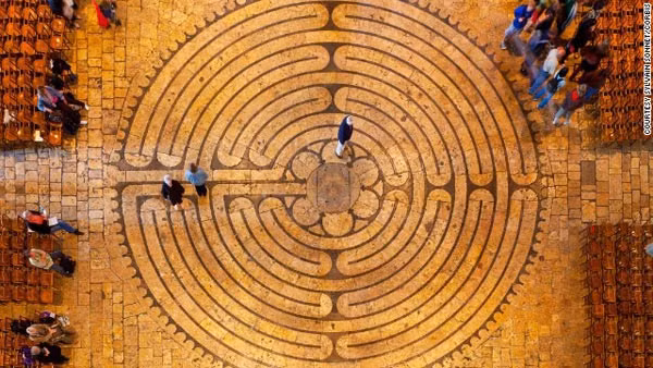 2. Mê cung Chartres, nhà thờ lớn Chartres, Pháp. Mê cung mô phỏng hình dáng của một bông hồng, được thiết kế trên nền của nhà thờ Chartres. Vào những ngày lễ quan trọng, người đại diện chủ trì buổi lễ sẽ bước vào trung tâm của mê cung, làm những hành động mô phỏng việc giết quỷ sa tăng và thắp sáng thế giới bằng một ngọn đuốc lớn. Những tín đồ Thiên chúa giáo cũng tới đây để bước quanh mê cung này vì theo họ đây chính là hành trình diễn tả quá trình của một con người, đi từ sự sống đến cái chết, đầy thiêng liêng và cần được thực hiện với lòng thành kính.