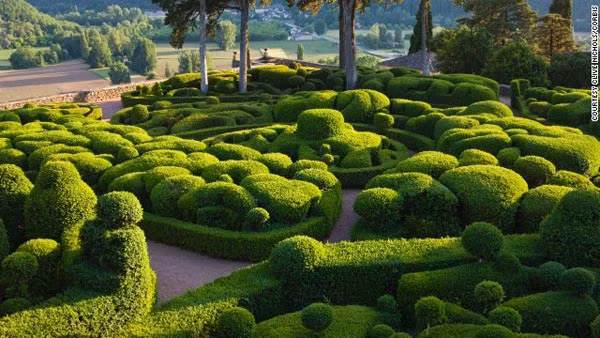 7. Vườn treo Marqueyssac, Perigord, Pháp. Khu vườn treo xanh mướt mắt này không chỉ sở hữu những giò hoa, cây cảnh được treo rất nghệ thuật mà còn có một mê cung từ các lùm cây bụi, tạo nên một cảnh quan đẹp chẳng khác gì trong bộ phim Alice tới xứ sở thần tiên. Mê cung được xây dựng theo chỉ thị từ cố vấn của vua Louis 14 nước Pháp, trong khuôn viên cung điện Marqueyssac, nơi được ông lựa chọn làm nhà nghỉ mát trong suốt mùa hè.