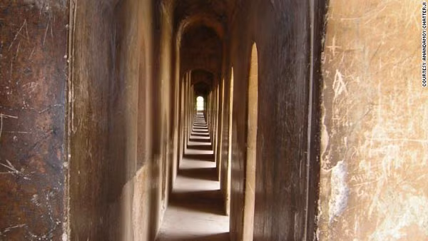 5. Bara Imambara, Lucknow, Uttar Pradesh, Ấn Độ. Pháo đài này không chỉ ấn tượng với phong cách kiến trúc tỉ mỉ mà còn được biết đến với mê cung hoành tráng, được xây dựng để ngăn ngừa những kẻ xâm lược tiến vào bên trong. Hàng trăm con đường lớn, nhỏ dẫn tới đủ loại phòng ốc khác nhau khiến ai cũng phải khâm phục trí tuệ của người Ấn Độ xa xưa.