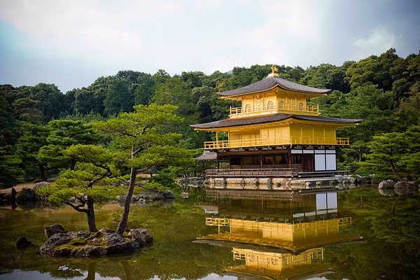 6. Đền thờ vàng Kinkaku, Nhật Bản. Kinkaku hay Kim Các Tự là đền thờ thu hút nhiều du khách nhất Kyoto. Đền được xây dựng từ cuối thế kỷ 14 nhưng năm 1950 bị một nhà sư trẻ thiêu rụi. Năm năm sau, đền thờ được tái xây dựng dựa trên bản gốc và vẫn tiếp tục thu hút du khách.