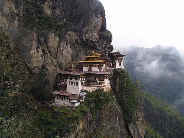3. Đền thờ Taktsang Dzong, Bhutan. Nằm trên vách núi cao tới 900 mét, đền thờ kiêm tu viện Taktsang mang vẻ đẹp vô cùng ấn tượng, được coi là biểu tượng của đất nước Bhutan. Để lên tham đền thờ, bạn phải mất 2 – 3 giờ leo núi. Đền được xây dựng từ thế kỷ 17 nhưng hầu hết các ngôi nhà đã bị phá hủy trong một đám cháy năm 1998 và sau đó được xây dựng lại theo nguyên mẫu sau.