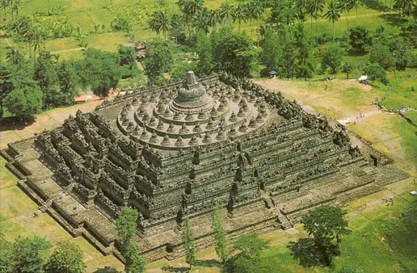 9. Borobudur, Indonesia. Nằm ở hòn đảo Java nổi tiếng, Borobudur là đền thờ Phật giáo lớn và được nhiều người biết đến nhất ở Indonesia. Borobudur được xây dựng trong 75 năm, từ thế kỷ 8 tới 9, bởi vương triều Sailendra, từ 2 triệu phiến đá. Nó bị bỏ hoang giữa rừng già từ thế kỷ 14 và sau khi được phát hiện lại, đã trở thành hòn ngọc du lịch, văn hóa của đất nước.