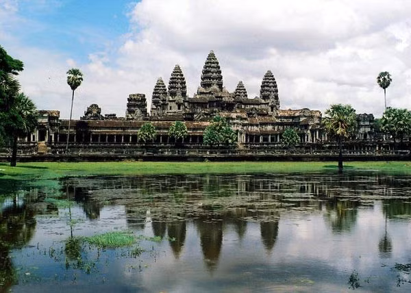 10. Angkor Wat, Campuchia. Angkor Wat là quần thể đến thờ hoành tráng, được xây dựng từ thế kỷ 12 để tôn vinh đạo Hindu và sau đó là Phật giáo. Sau nhiều năm bị bỏ quên giữa rừng già, Angkor đã được trả lại những vinh quang đáng có và luôn đứng ở top đầu những điểm du lịch khám phá không thể bỏ qua.