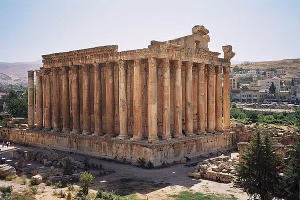8. Baalbek, Lebanon. Đền thờ Baalbek ngày nay chỉ còn là một di tích khảo cổ ở phía Đông Bắc Lebanon. Xưa kia, nó bao gồm 3 đền thờ La Mã, được xây dựng từ thế kỷ thứ 1 trước công nguyên. Đền thờ lớn nhất trong quần thể 3 đền là đền thờ thần Dzeus (Dớt) với 54 cột đá granite lớn cao tới 21 mét.