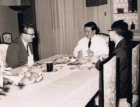 Ông Ngô Đình Diệm tiếp ký giả nước ngoài tại Dinh Độc lập.