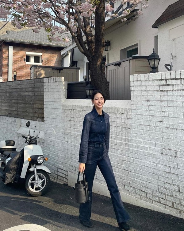 Vào những thời điểm siết cân, Seo YuJin ăn nhiều ức gà. Cô khiến nó trở nên ngon hơn bằng việc ăn cùng củ cải, ớt đỏ, kim chi và giống như đang ăn thịt nướng. Ngoài ra, cô ăn thêm các loại cá, đậu hũ để giảm cân. Còn thông thường người đẹp không quá khắt khe trong việc ăn uống.