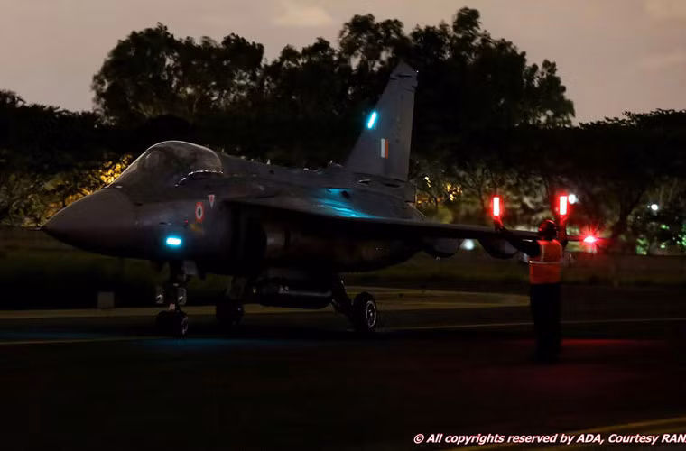 Loại máy bay chiến đấu này đang sử dụng radar EL/M-2032 và các thiết bị điện tử do Israel chế tạo.