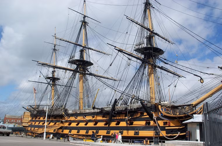 HMS Victory: là chiến hạm lớn nhất của Hải quân Hoàng gia Anh trong thế kỷ thứ 18, nó được hạ thủy vào năm 1765. Tàu Victory được biết tới với vai trò như là kỳ hạm của Huân tước Nelson trận đại hải chiến chống hạm đội Pháp - Tây Ban Nha ở ngoài khơi Trafalgar năm 1805.