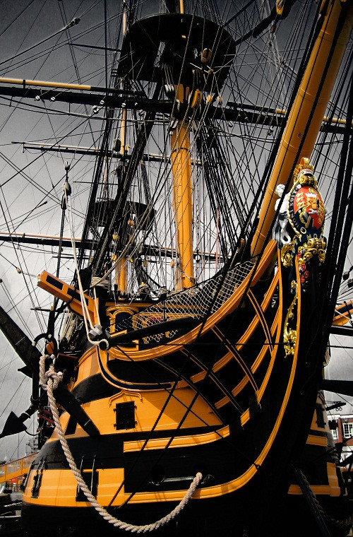 HMS Victory có lượng giãn nước 3.500 tấn và có chiều dài 57m, với tốc độ di chuyển tối đa từ 8-9 hải lý/h cùng thủy thủ đoàn 850 người. Trang bị vũ khí của Victory gồm 104 khẩu pháo các loại được bố trí dọc hai bên thân tàu, bên cạnh đó thân tàu cũng được bọc giáp bảo vệ trước các loại pháo hạng nặng từ tàu chiến của đối phương.