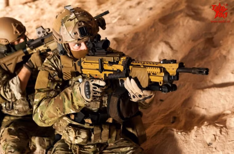 Có thể thấy là súng có trọng lượng khá nhẹ, nên binh sĩ mang vác và sử dụng như súng trường tiến công nhưng lại có uy lực mạnh mẽ hơn rất nhiều.