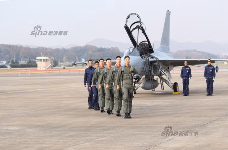 FA-50 có khả năng tác chiến tiêu diệt mục tiêu trên không, trên bộ, trên biển bằng vũ khí tấn công có/không điều khiển. Bên cạnh đó nó vẫn có khả năng đáp ứng yêu cầu huấn luyện chiến đấu khi cần.