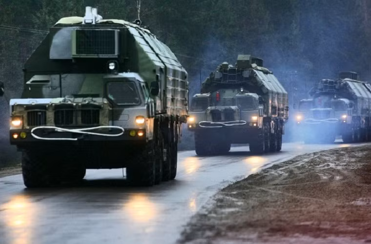 Bên cạnh đó các căn cứ tên lửa đạn đạo liên lục địa của Nga còn được bảo vệ bởi các tổ hợp tên lửa phòng không tầm xa S-300, nhằm đối phó với các đợt không kích từ đối phương