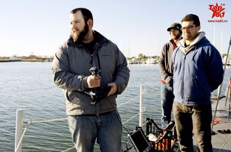 Trong ảnh là các kỹ sư trong chương trình GhostSwimmer đang điều khiển chú cá mập máy của mình bằng tay cầm thông qua dây dần.