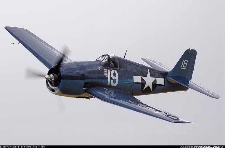 Grumman F6F Hellcat: là mẫu máy bay tiêm kích trên hạm được phát triển dựa trên F4F Wildcat với thiết kế hoàn toàn mới. F6F Hellcat còn là mẫu máy bay tiêm kích chủ lực được trang bị trên các tàu sân bay của Hải quân Mỹ trong suốt Chiến tranh Thế giới thứ 2.