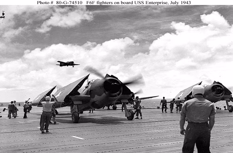 Grumman F6F Hellcat được trang bị một động cơ Pratt &amp; Whitney R-2800-10W có công suất 2.000 mã lực với cánh quạt 3 lá, tốc độ tối đa 610km/h. F6F Hellcat có trọng lượng cất cánh tối đa gần 7 tấn, trần bay tối đa 11.370m và phạm vi hoạt động khi chiến đấu là 1.520km. Hệ thống vũ khí của F6F khá đa dạng gồm 6 súng máy Browning M2 12,7mm hoặc 2 pháo 20mm cùng với 4 súng máy 12,7mm. Bên cạnh đó nó còn có thể mang theo 1,8 tấn bom và rocket HVAR 127 mm hay Tiny Tim 298 mm.