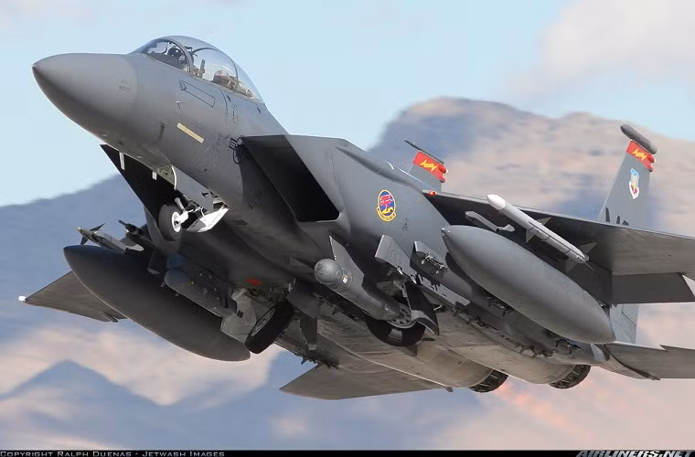 F-15 Eagle được trang bị 2 động cơ phản lực Pratt &amp; Whitney F100 cho tốc độ bay tối đa hơn 2.660km/h, tầm bay 1.967km cho nhiệm vụ đánh chặn trên không, trần bay 20.000m với trọng lượng cất cánh tối đa là gần 31 tấn. Hệ thống vũ khí chính của F-15 gồm một pháo M61A1 Vulcan Gatling 6 nòng 20mm, có khả năng mang theo 7,3 tấn vũ khí gồm tên lửa và bom các loại. Bên cạnh đó nó còn được trang bị hệ thống tác chiến điện tử hiện đại nhất của Quân đội Mỹ hiện nay.