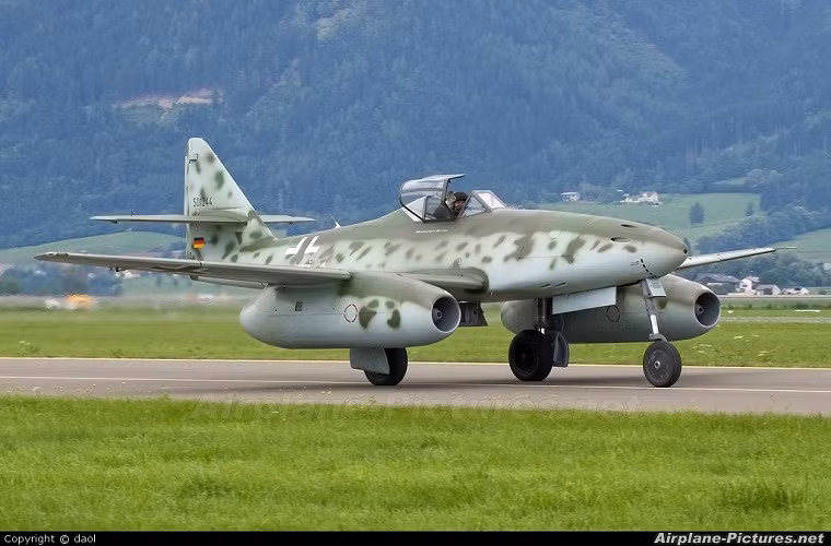 Me 262 Schwalbe được trang bị hai động cơ phản lực Junkers Jumo 004B-1 cho vận tốc tối đa là 870km/h, tầm bay 1.050km và trần bay 11.450m. Hệ thống vũ khí chính của Me 262 gồm 4 pháo MK108 30mm, với 2 quả bom nặng 250kg (chỉ có trên biến thể A-2a) hoặc 24 rocket R4M 55mm.