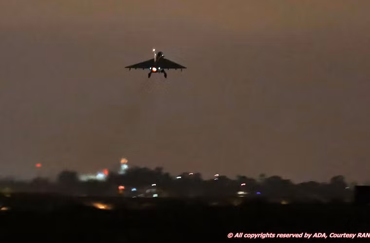 Do thuộc dạng máy bay chiến đấu hạng nhẹ nên nó chỉ có bán kính tác chiến trên 300km, nếu muốn tác chiến xa hơn bắt buộc phải mang theo thùng dầu phụ.