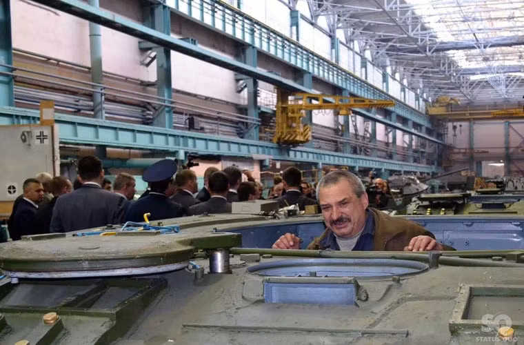 Trong lúc tổng thống Ukraine và đoàn đang thăm quan nhà máy thì các công nhân của nhà máy vẫn rất hăng say với công việc sửa chữa xe tăng.