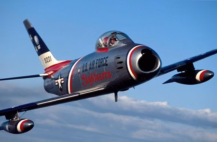  F-86 Sabre: là một trong những mẫu máy bay tiêm kích đầu tiên được trang bị động cơ phản lực của Không quân Mỹ. F-86 còn được trang bị cho nhiều nước thuộc thành viên khối NATO trong Chiến tranh Lạnh. Trong chiến tranh Triều Tiên, F-86 cũng tham gia với tư cách tiêm kích chủ lực đối đầu với MiG-15 Liên Xô.