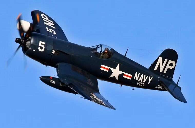  F4U Corsair: là mẫu máy bay tiêm kích được Quân đội Mỹ sử dụng phổ biến trong Chiến tranh Thế giới thứ 2 và Chiến tranh Triều Tiên. Nó còn được biết tới như kẻ thù đáng sợ nhất của Không quân Phát xít Nhật trên Mặt trận Thái Bình Dương nhưng lại gặp thất bại nặng nề tại bán đảo Triều Tiên.